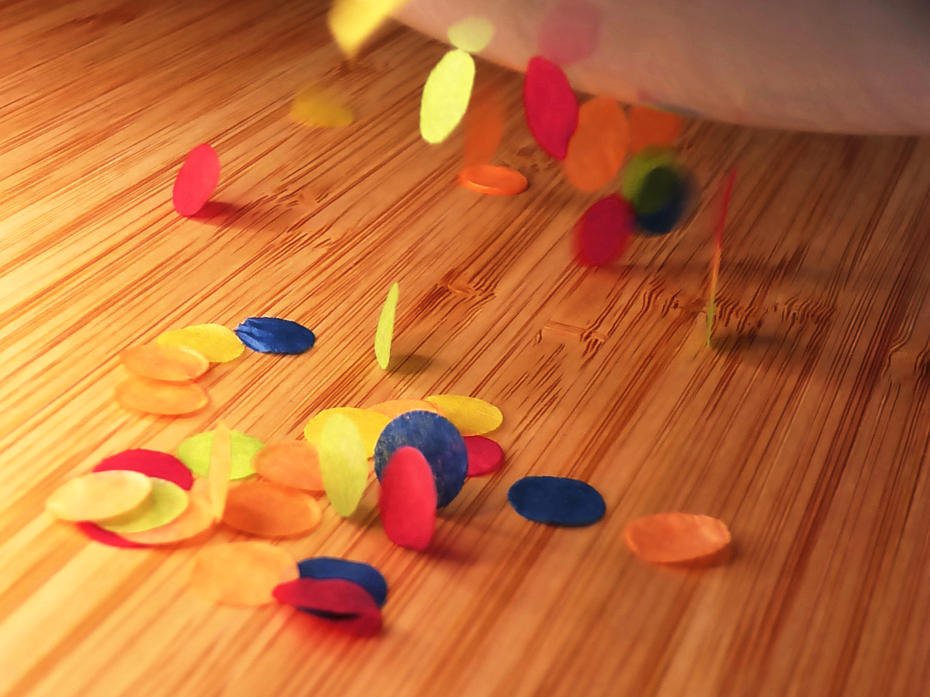 Electrostatic attraction between a charged up balloon and confetti